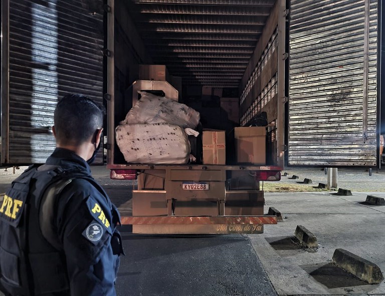 PRF apreende quase 3 mil pares de calcados falsificados em Cristinapolis