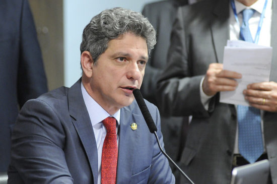 Rogerio Carvalho critica Bolsonoro