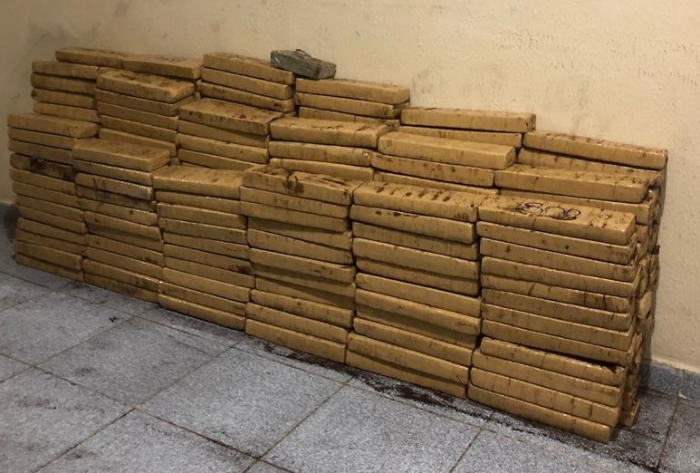 Suspeito de praticar dois homicidios e preso com mais de 300 kg de maconha