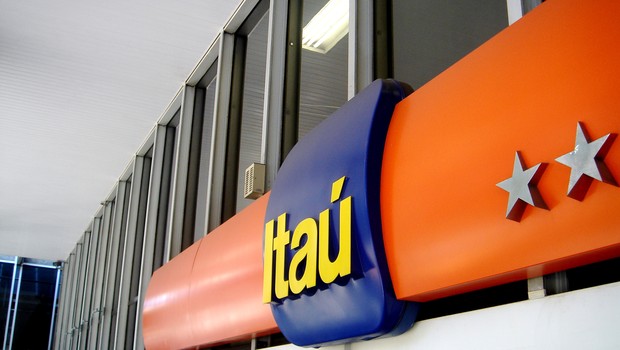 App do Itau fica fora do ar e clientes apontam erro em saques e depositos