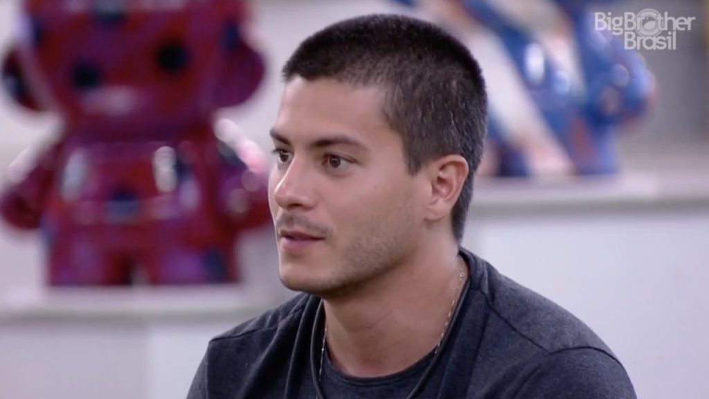 Arthur diz que vai indicar Lais e pede apoio a fas
