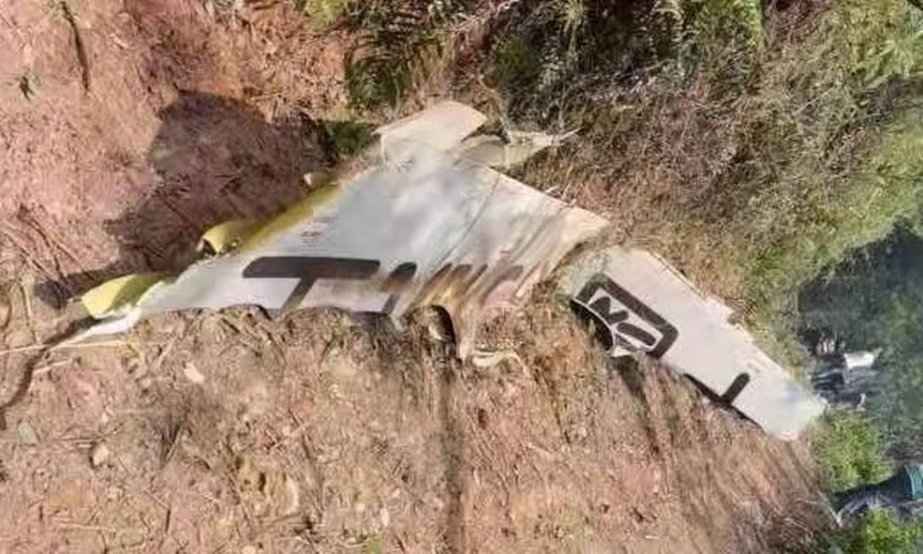 Aviao com 132 pessoas cai no sul da China veja