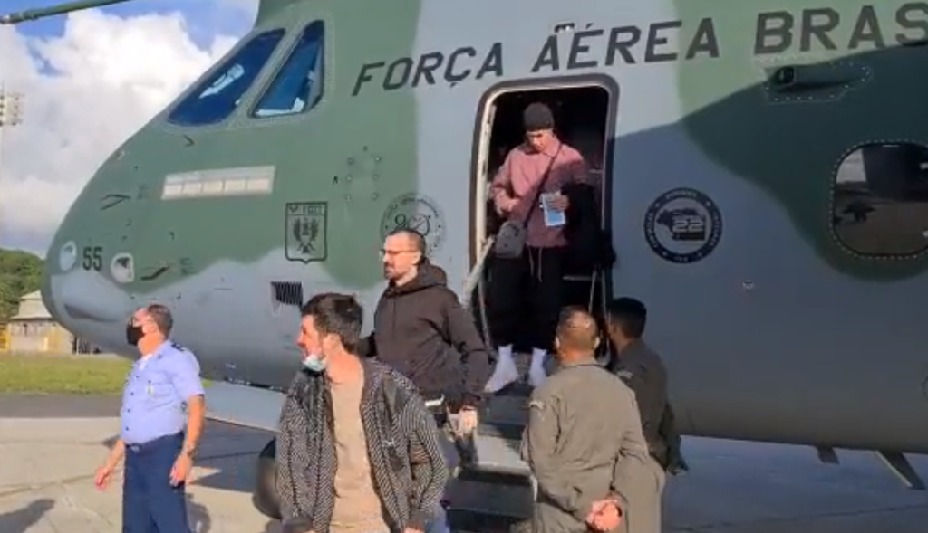 Aviao da FAB com brasileiros e estrangeiros que estavam na Ucrania chega ao Recife veja