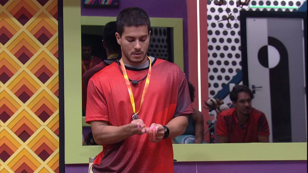 BBB Arthur Aguiar vence prova com Lucas e vira novo lider