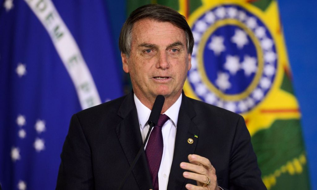 Bolsonaro diz que Brasil tem seringas suficientes para as primeiras doses da vacina contra a covid 19