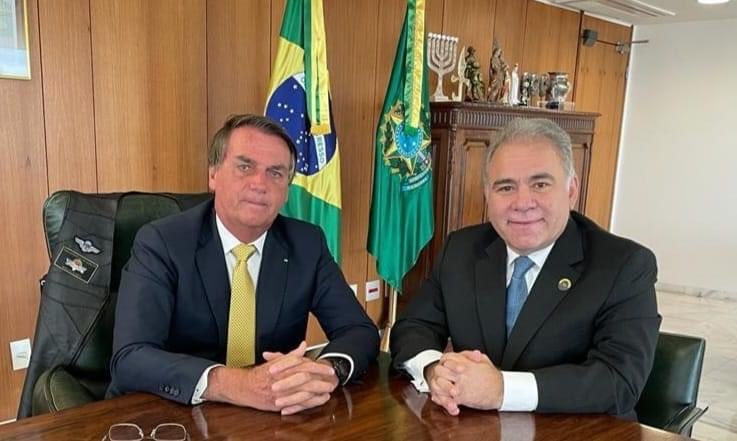 Bolsonaro diz que Queiroga estuda rebaixar covid para endemia