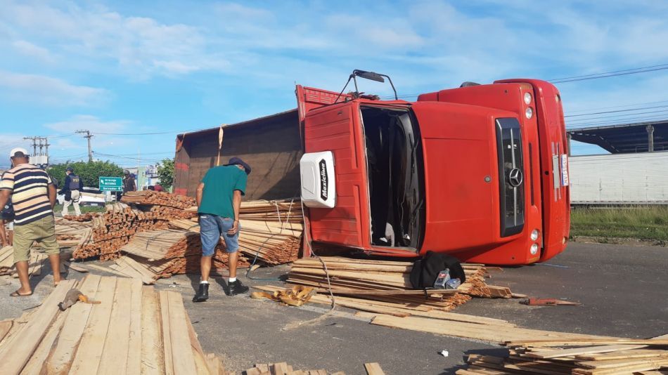 Caminhao que transportava madeira tomba na BR 101