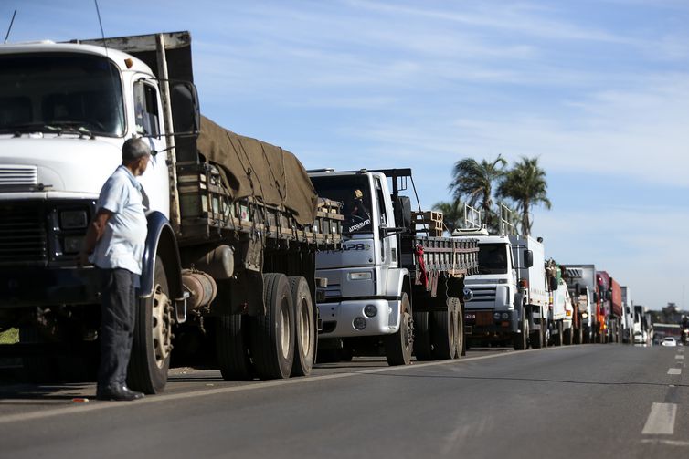 Caminhoneiros fazem paralisacao contra aumento do combustivel Sergipe nao registra atos