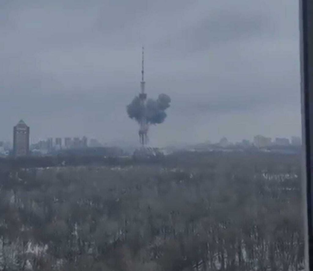 Cinco pessoas morrem apos ataque russo a torre de TV em Kiev veja video