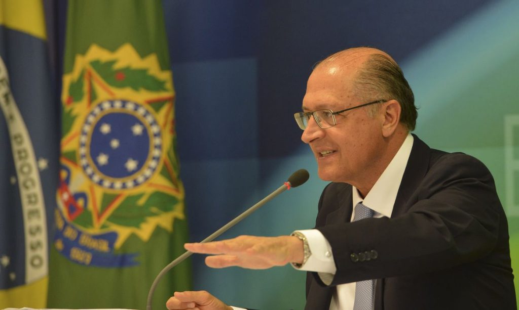 Cotado para vice na chapa de Lula Geraldo Alckmin se filia ao PSB