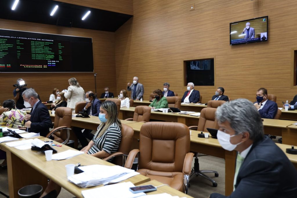 Deputados aprovam reajuste salarial de 7 para policiais militares e bombeiros