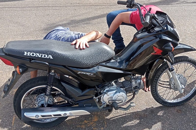 Dupla e presa suspeita por roubo de motocicletas em Carira
