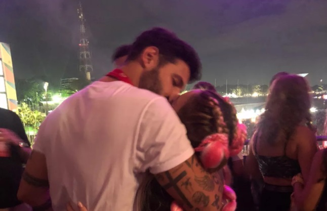 Ex BBBs Viih Tube e Rodrigo Mussi se beijam no segundo dia do Lollapalooza