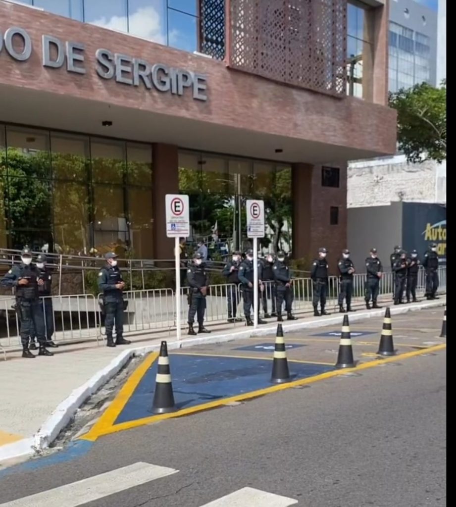 Forte aparato policial fecha acesso a Alese durante votacao de projetos dos servidores