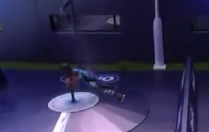 Jessi cai de rosto no chao durante prova do anjo e se machuca