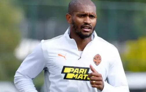 Jogador brasileiro que estava na Ucrania desembarca nesta terca 1o no Rio de Janeiro 2