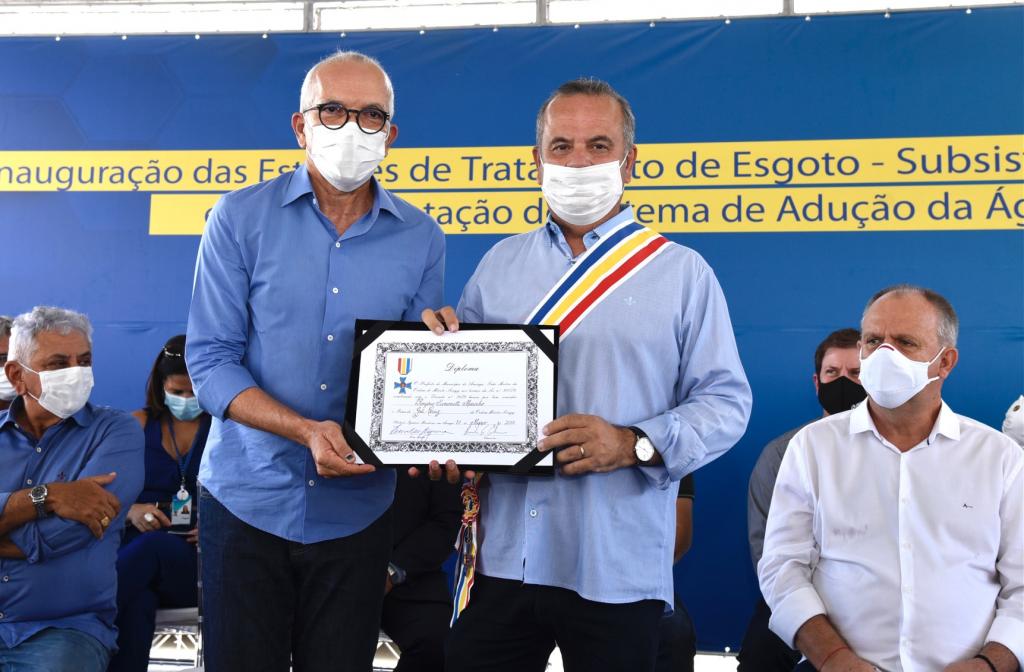 Ministro Rogerio Marinho e homenageado por Edvaldo durante solenidade em Aracaju