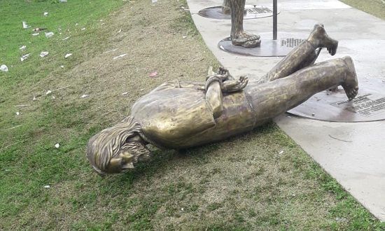 Monumento e alvo de vandalismo na Orla da Atalaia