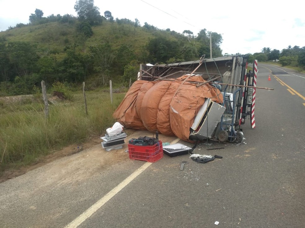 Motorista fica ferido apos caminhonete tombar na SE 100 em Indiaroba