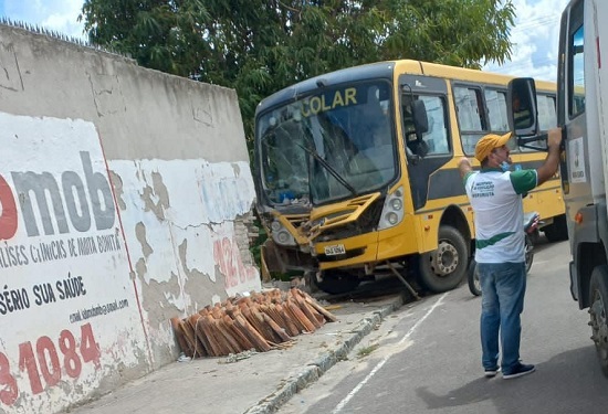 Onibus escolar bate em muro de residencia em Moita Bonita