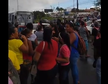 Passageiros realizam manifestacao por superlotacao de onibus na Tancredo Neves