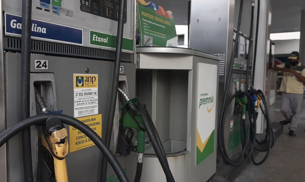 Petrobras anuncia aumento no preco da gasolina e gera filas em postos da capital