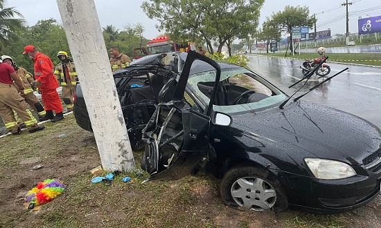 Tres pessoas ficam feridas apos carro colidir em poste na Avenida Beira Mar