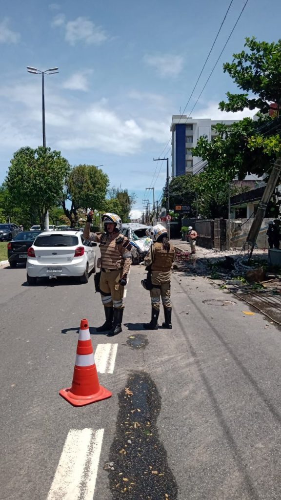 Viatura da PM colide em poste na Avenida Beira Mar e tres policiais ficam feridos