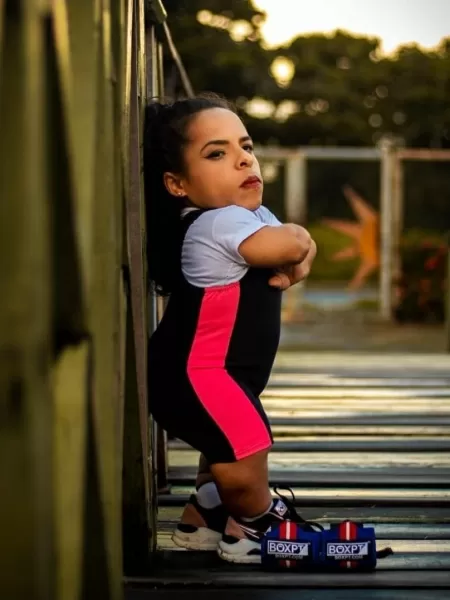 em 2019 camila foi eleita a mulher mais forte do brasil por pesar 218 kg e ter levantado 53 kg no supino 24 vezes o peso do proprio corpo