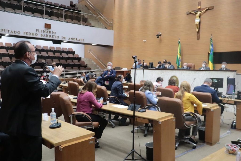 Alese aprova ampliacao da contratacao de professores temporarios e isencao de contribuicao para aposentados
