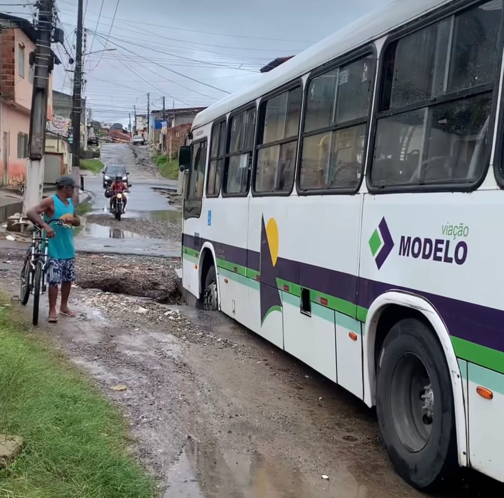 Apos chuvas em Aracaju Sheyla Galba denuncia ruas esburacadas e cobra providencias da prefeitura