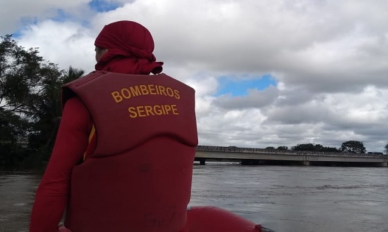 Bombeiros procuram pescador desaparecido que caiu de barco no Rio Sao Francisco