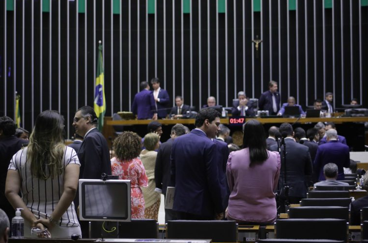 Camara dos Deputados pode votar proposta que desobriga estados e municipios do investimento minimo em educacao