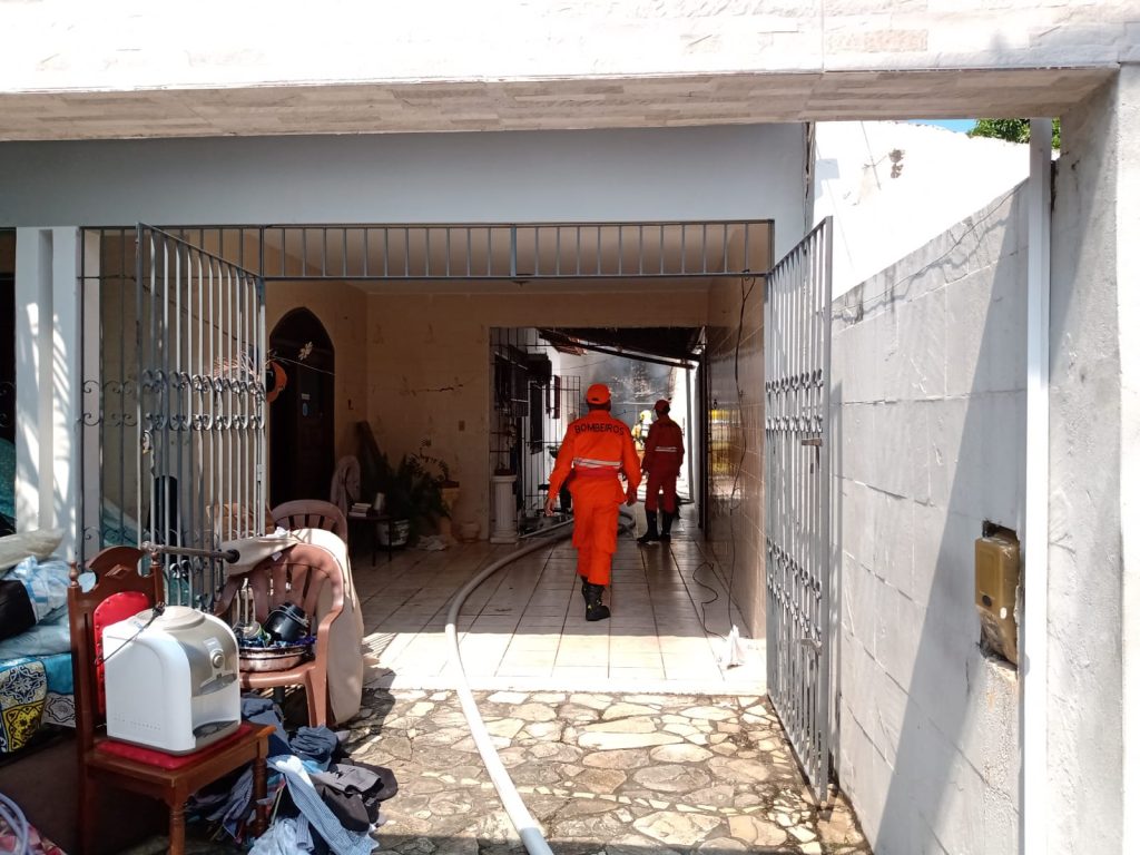 Corpo de Bombeiros combate a incendio em residencia de Aracaju