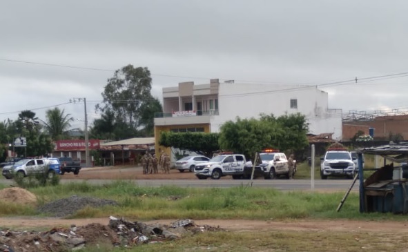 Dois policiais ficam feridos e um suspeito e morto durante operacao do Denarc em Itabaiana