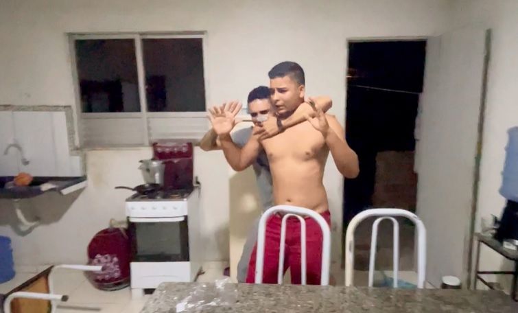 Homem e feito refem dentro da propria casa em Itabaiana veja video