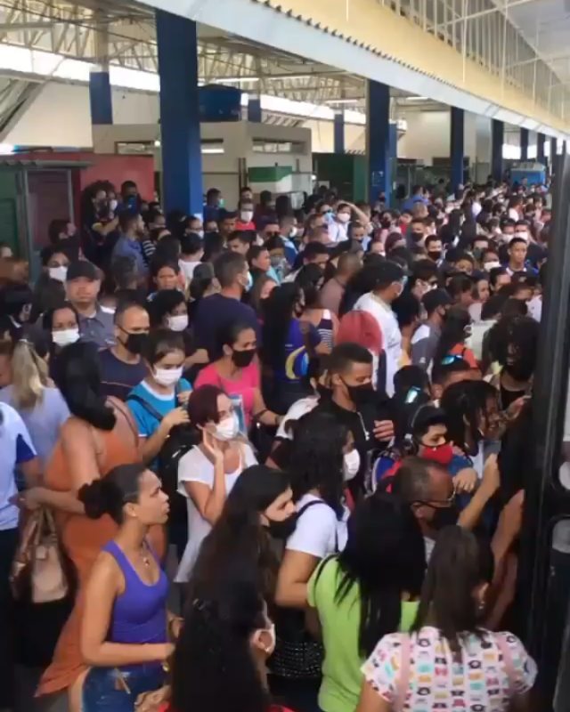 Internautas denunciam superlotacao de onibus em Aracaju E uma vergonha
