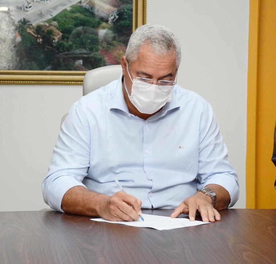 Padre Inaldo envia ao Legislativo PL de reajuste salarial de 45 para os servidores municipais