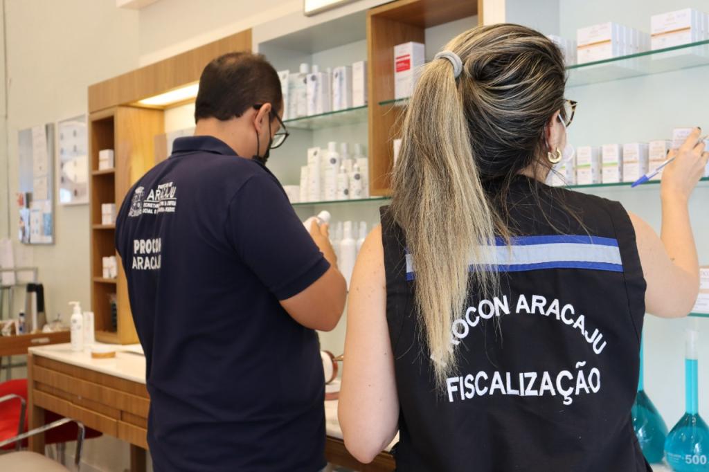 Perfumarias e lojas de cosmeticos sao fiscalizadas em Aracaju