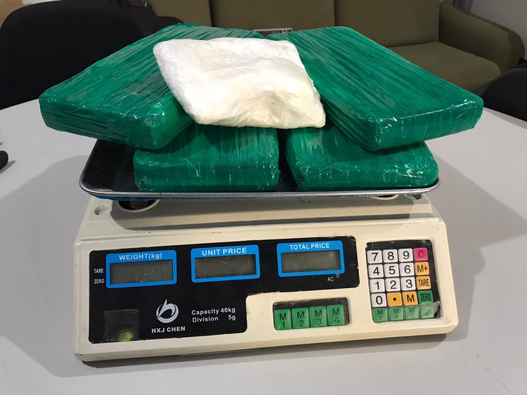 Policia apreende cocaina e prensa hidraulica em Itaporanga DAjuda