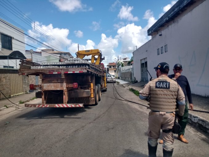 Transito na av. Joao Rodrigues e bloqueado apos acidente com caminhao no bairro Industrial