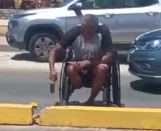 Video Com marreta cadeirante destroi divisao na Avenida Inacio Barbosa e critica gestores