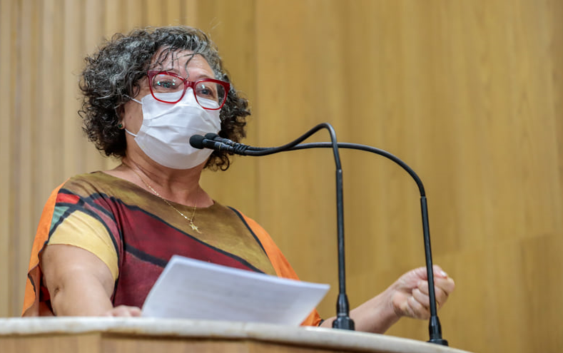 Angela Melo critica postura de Edvaldo Nogueira com processo de negociacao com magisterio Tenta aplicar um golpe