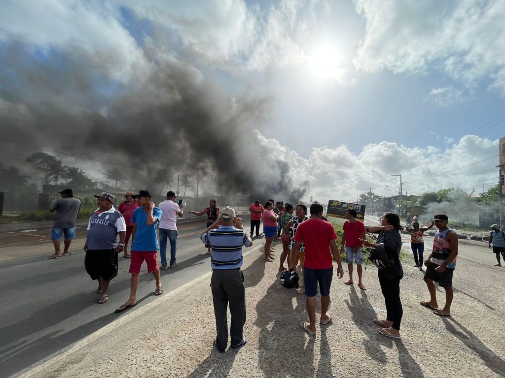Apos morte de homem durante acao da PRF populacao de Umbauba realiza protesto e fecha BR 101