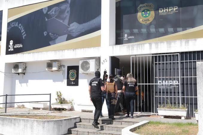 Apos tentar assalto a onibus coletivo suspeito e baleado e preso
