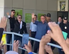 Bolsonaro acaba de pousar no aeroporto de Aracaju e e recepcionado por apoiadores veja video