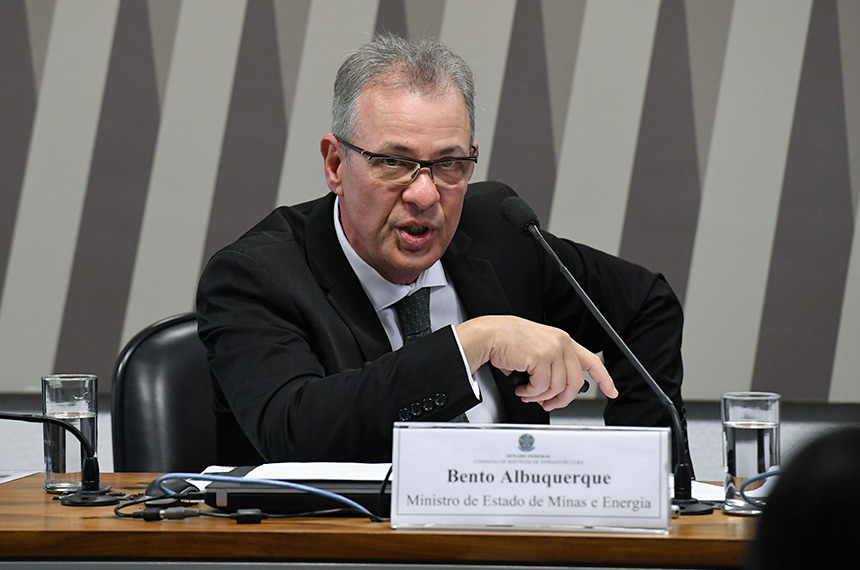 Bolsonaro exonera ministro de Minas e Energia apos aumento do diesel