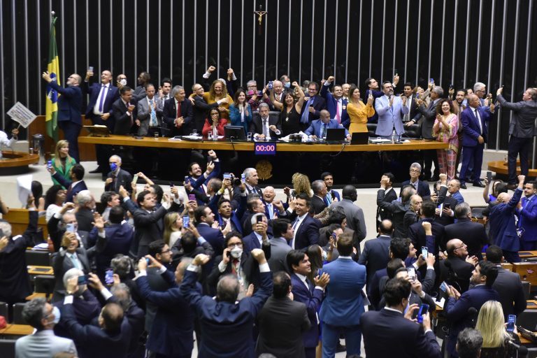 Camara dos Deputados aprova piso salarial para enfermeiros