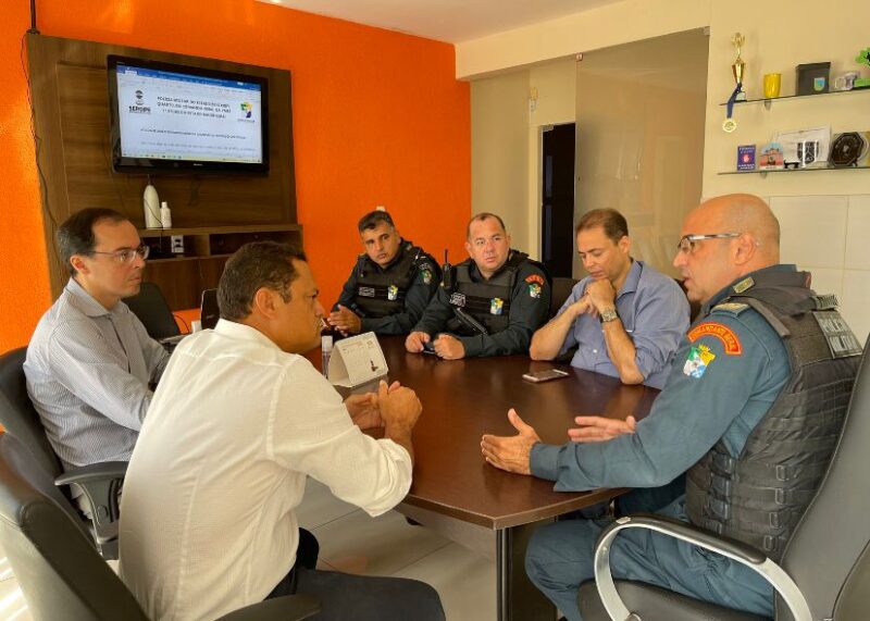 Capitao Samuel cobra ao comandante da PM melhorias na estrutura do predio do COE
