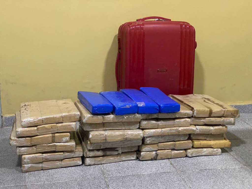 Carga de 65kg de maconha transportada em malas e interceptada tres pessoas sao presas
